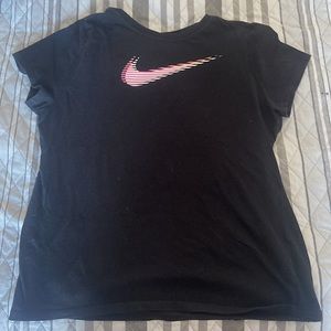 BLACK NIKE TEE WITH LOGO.